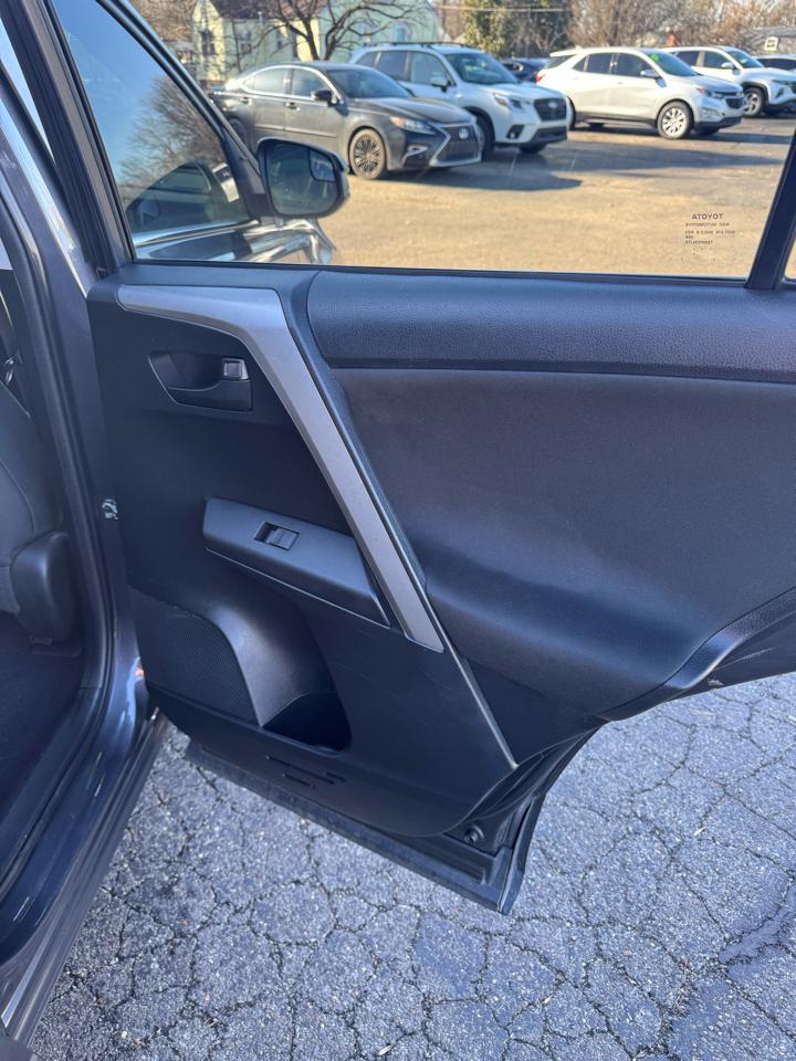 Toyota RAV4 LE FWD (Natl) 2017