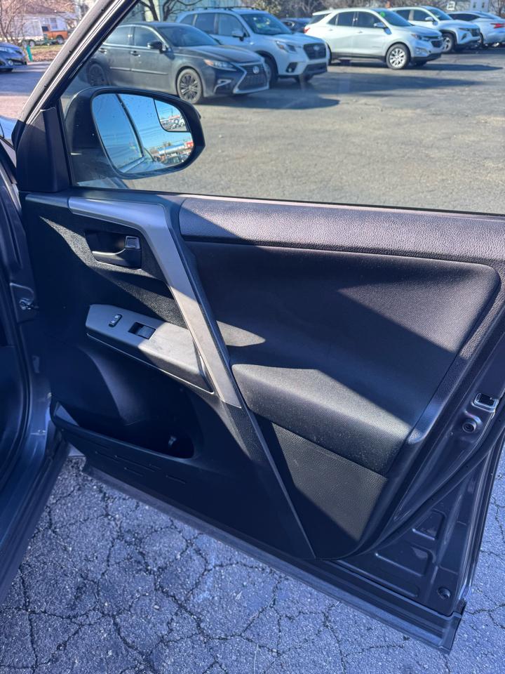 Toyota RAV4 LE FWD (Natl) 2017