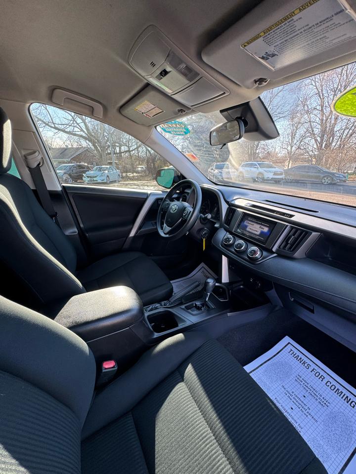 Toyota RAV4 LE FWD (Natl) 2017