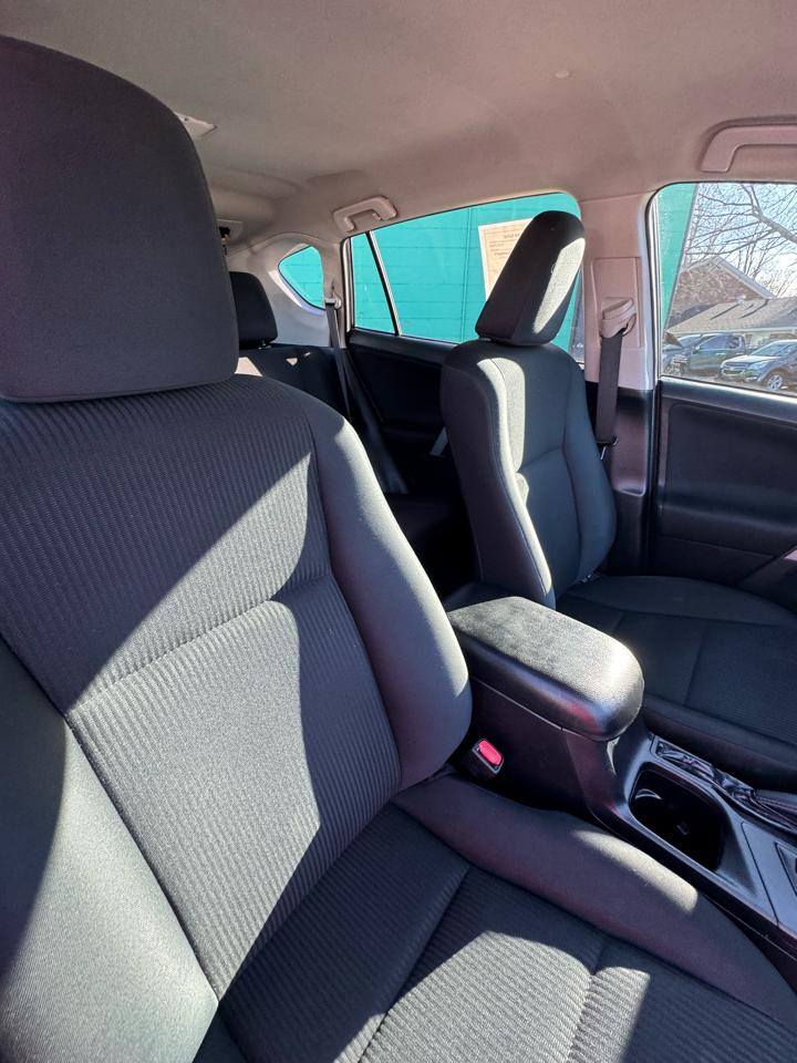 Toyota RAV4 LE FWD (Natl) 2017