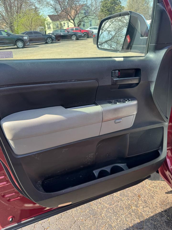 Toyota Tundra 4WD Truck Dbl 5.7L FFV V8 6-Spd AT (Natl) 2010