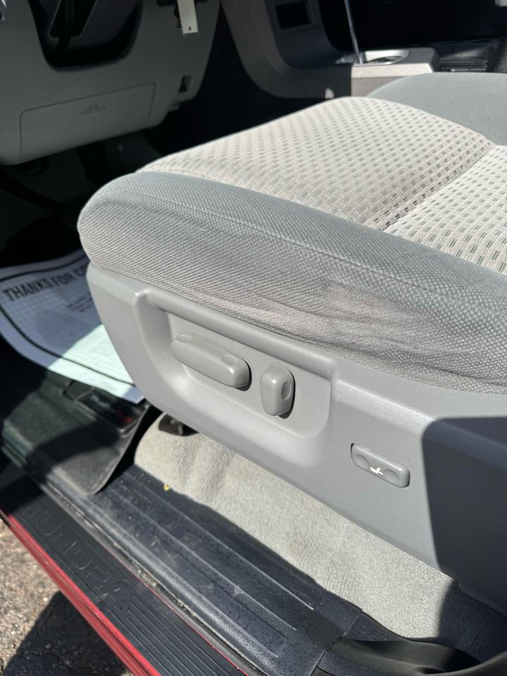 Toyota Tundra 4WD Truck Dbl 5.7L FFV V8 6-Spd AT (Natl) 2010