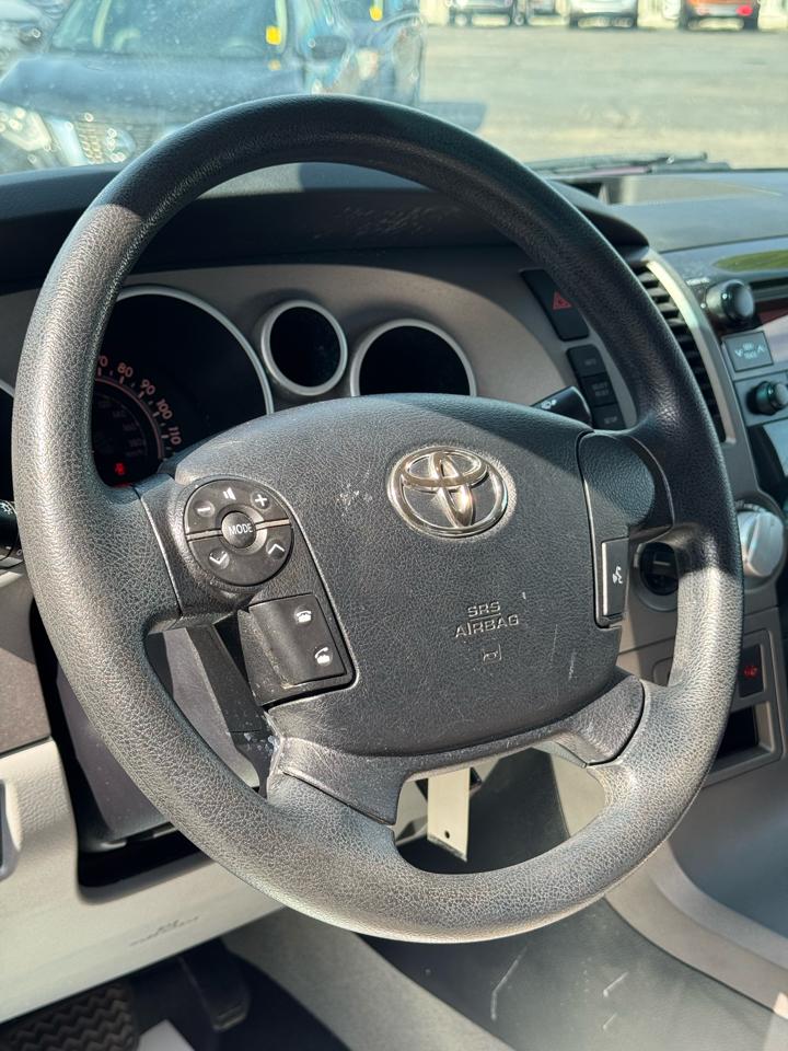 Toyota Tundra 4WD Truck Dbl 5.7L FFV V8 6-Spd AT (Natl) 2010