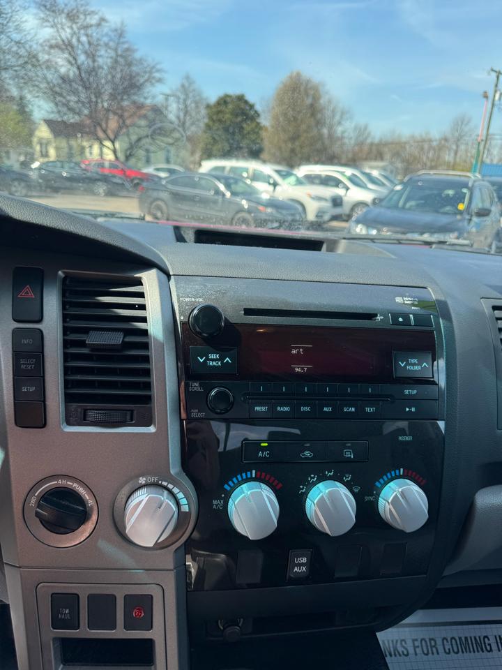 Toyota Tundra 4WD Truck Dbl 5.7L FFV V8 6-Spd AT (Natl) 2010