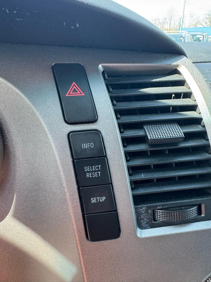 Toyota Tundra 4WD Truck Dbl 5.7L FFV V8 6-Spd AT (Natl) 2010