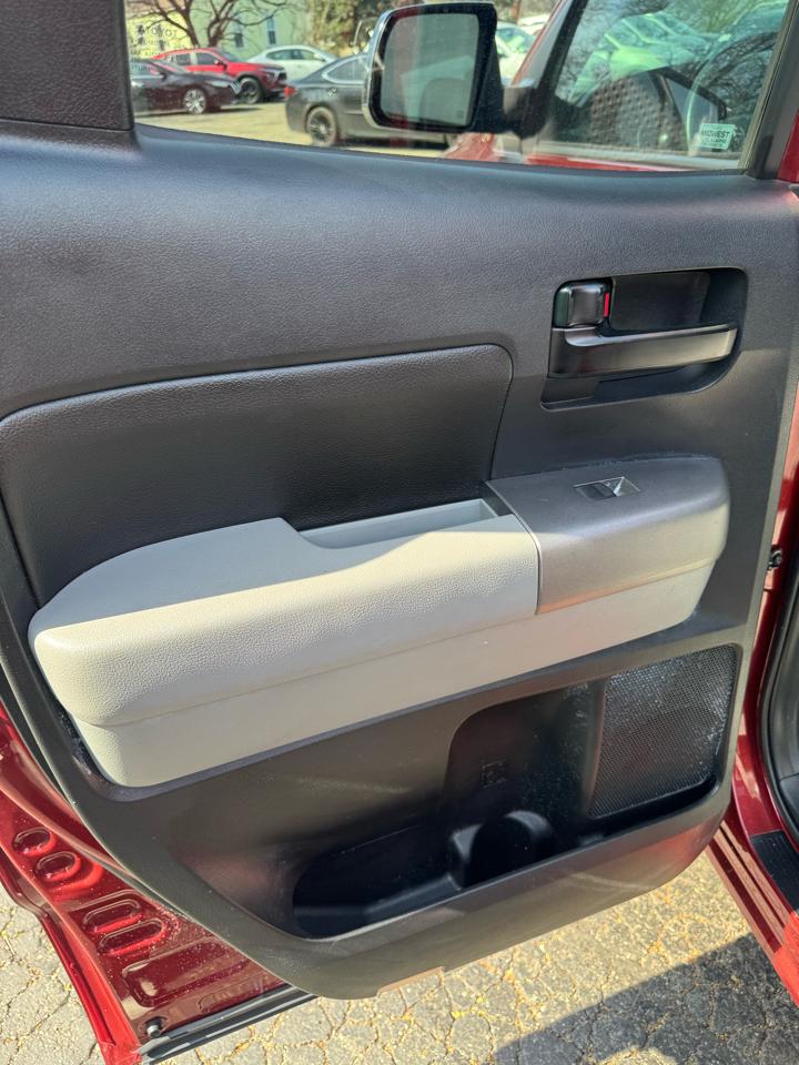 Toyota Tundra 4WD Truck Dbl 5.7L FFV V8 6-Spd AT (Natl) 2010