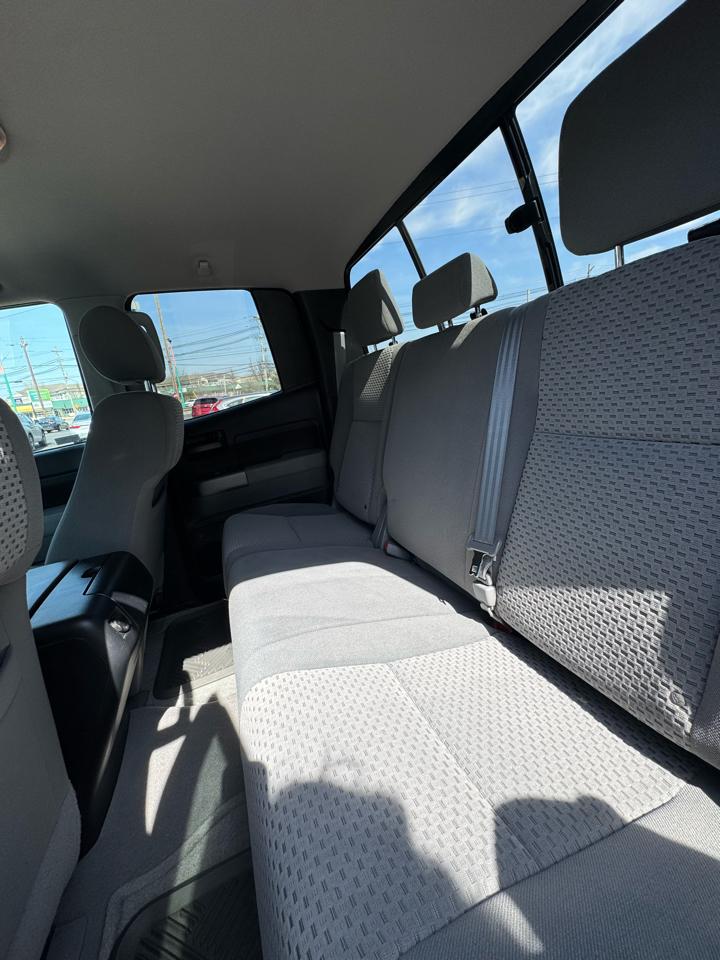 Toyota Tundra 4WD Truck Dbl 5.7L FFV V8 6-Spd AT (Natl) 2010