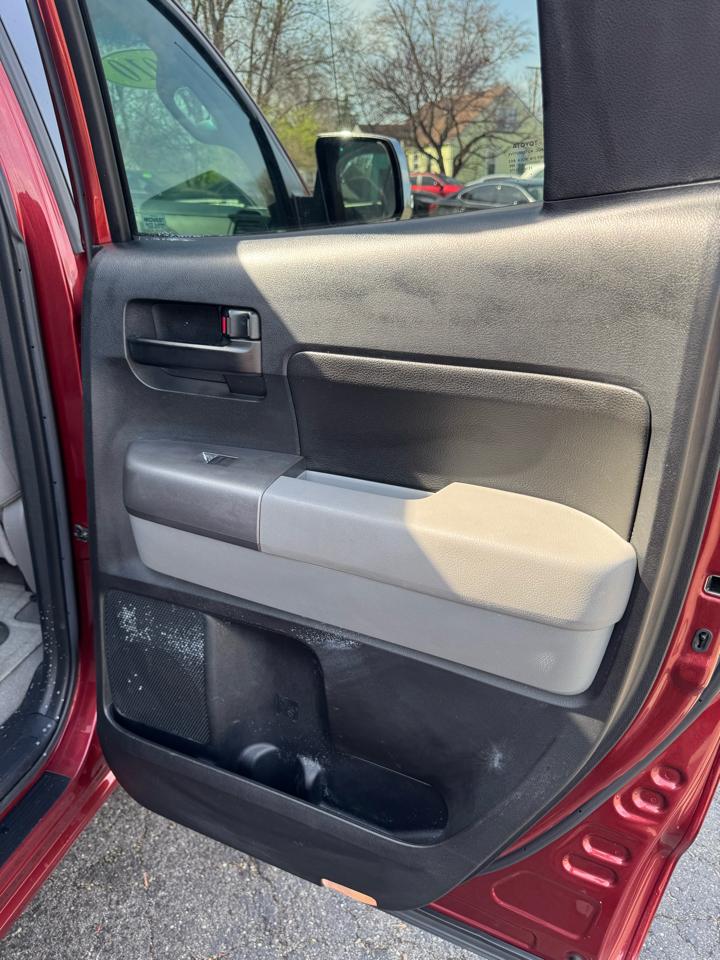 Toyota Tundra 4WD Truck Dbl 5.7L FFV V8 6-Spd AT (Natl) 2010