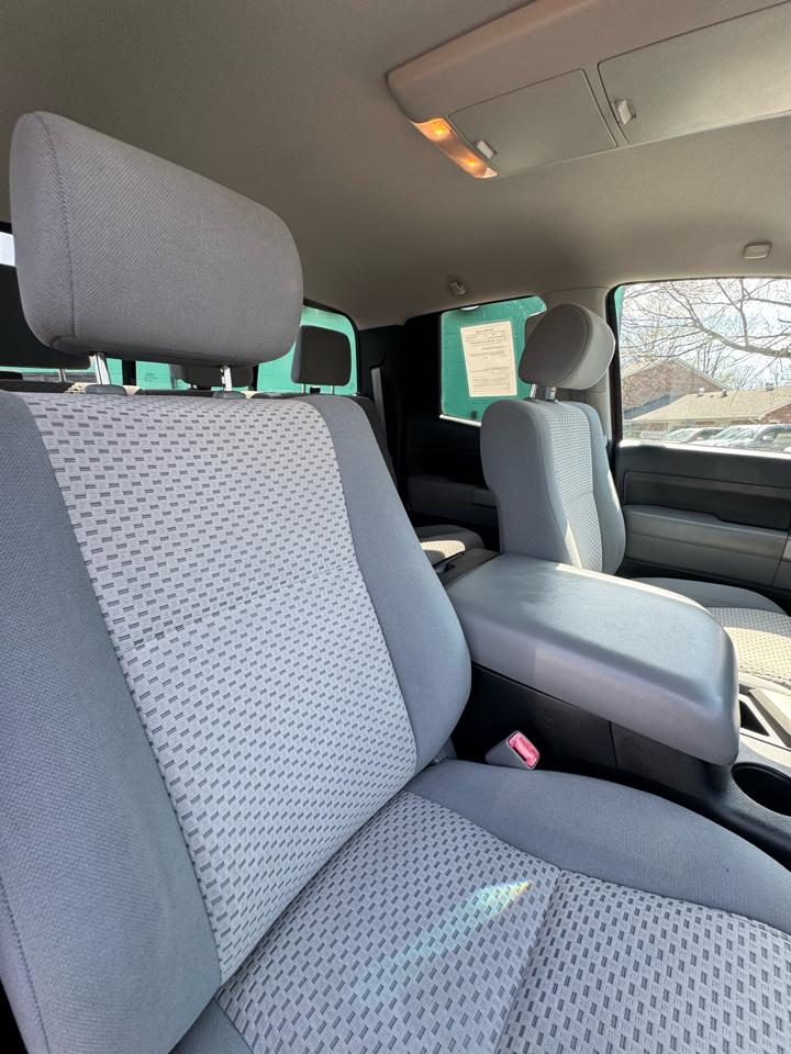 Toyota Tundra 4WD Truck Dbl 5.7L FFV V8 6-Spd AT (Natl) 2010