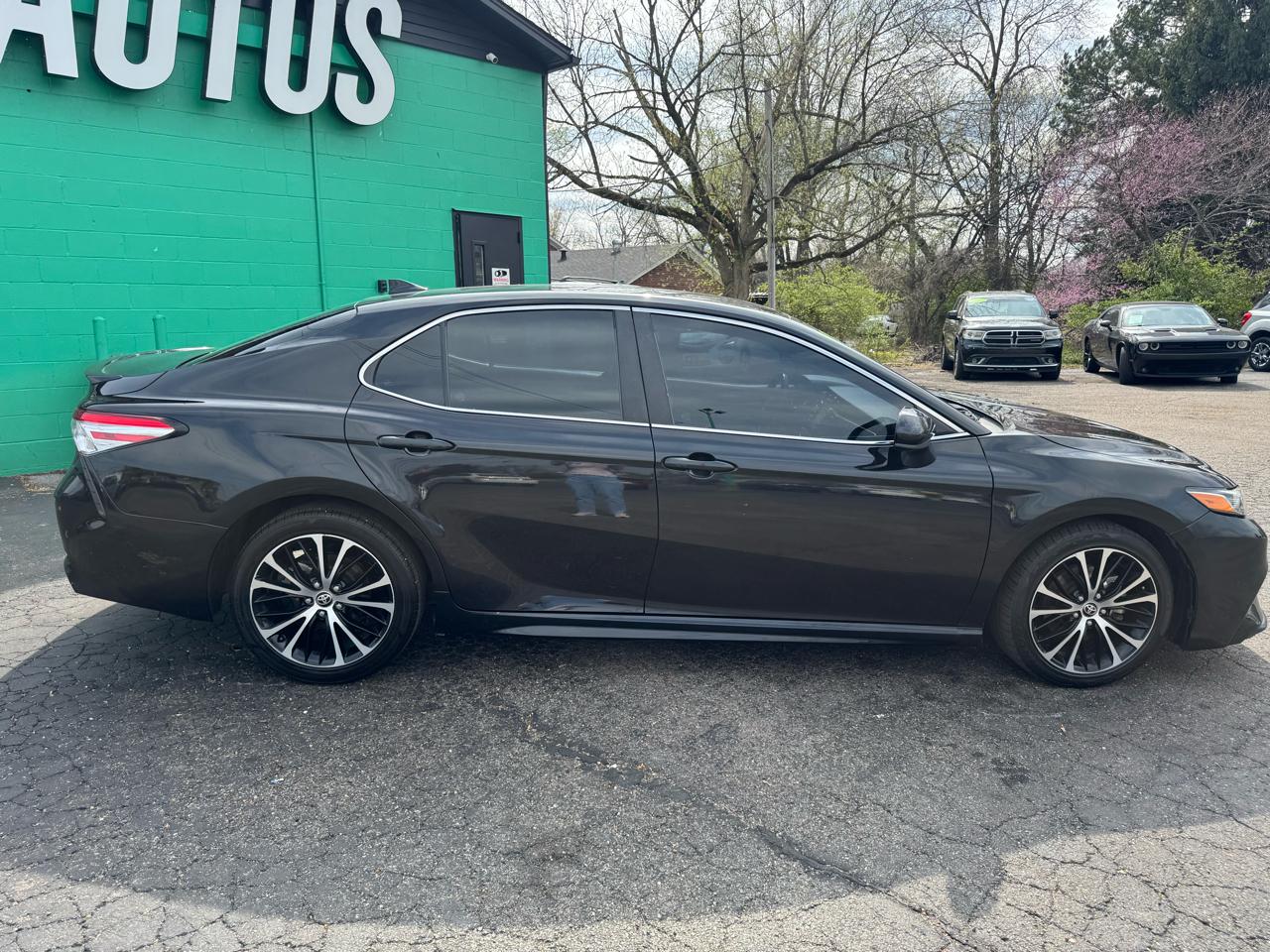 Toyota Camry SE Auto (Natl) 2020
