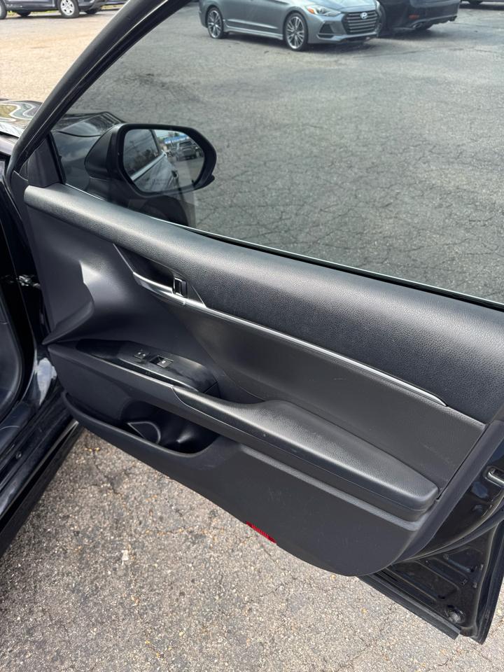 Toyota Camry SE Auto (Natl) 2020