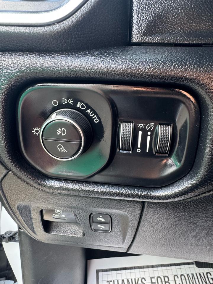 RAM 1500 Laramie 4x4 Crew Cab 5'7" Box 2021