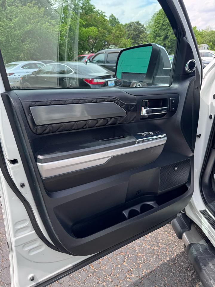 Toyota Tundra 4WD Truck CrewMax 5.7L FFV V8 6-Spd AT Platinum (Natl) 2016