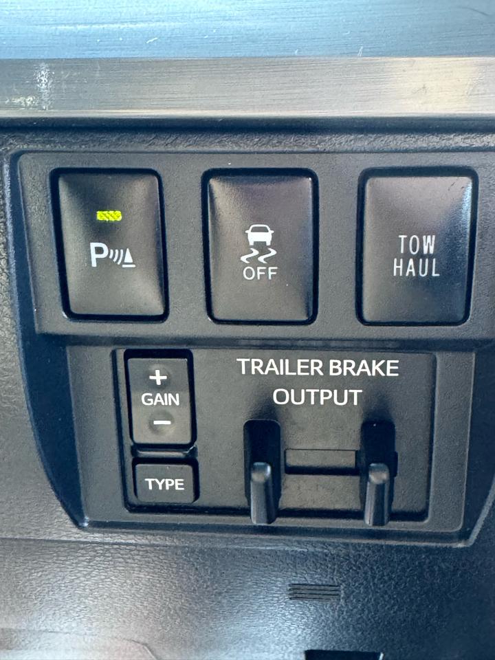 Toyota Tundra 4WD Truck CrewMax 5.7L FFV V8 6-Spd AT Platinum (Natl) 2016