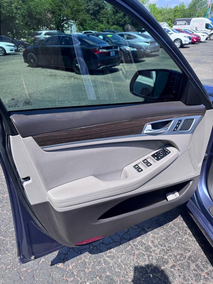 Hyundai Genesis 4dr Sdn V6 3.8L AWD 2015