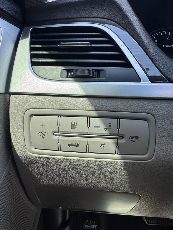 Hyundai Genesis 4dr Sdn V6 3.8L AWD 2015