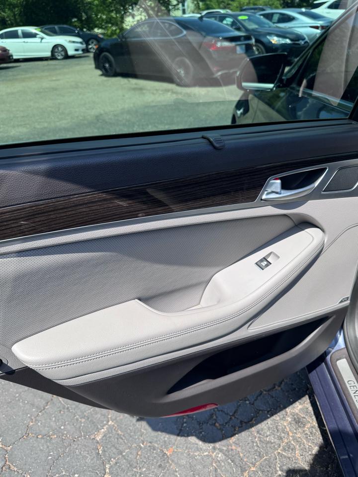 Hyundai Genesis 4dr Sdn V6 3.8L AWD 2015