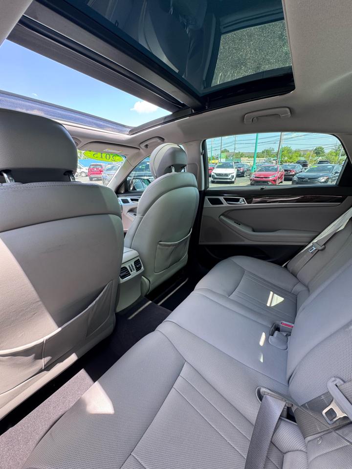 Hyundai Genesis 4dr Sdn V6 3.8L AWD 2015