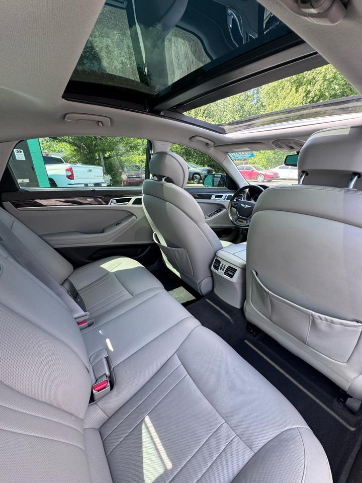 Hyundai Genesis 4dr Sdn V6 3.8L AWD 2015