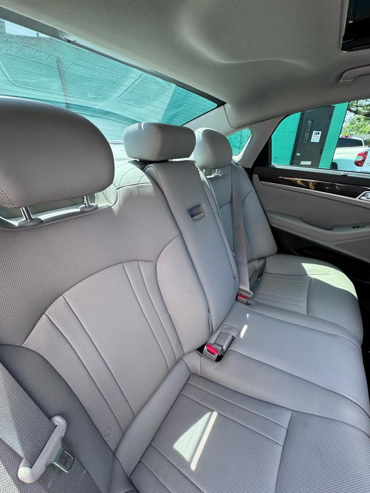 Hyundai Genesis 4dr Sdn V6 3.8L AWD 2015