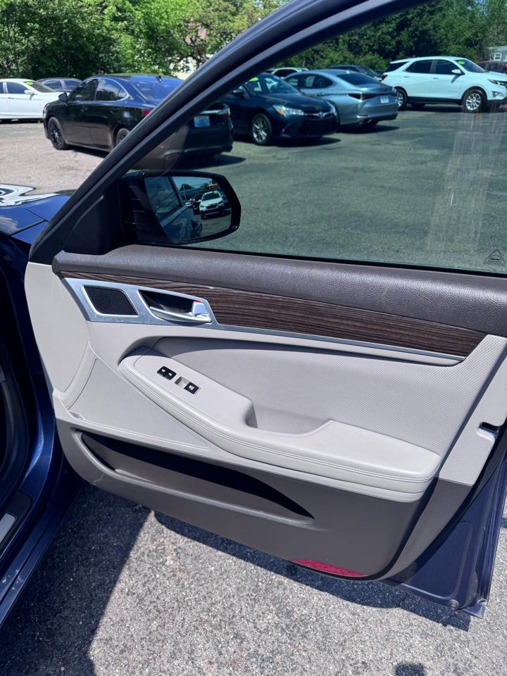 Hyundai Genesis 4dr Sdn V6 3.8L AWD 2015