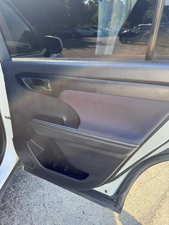 Toyota Highlander LE AWD (Natl) 2021