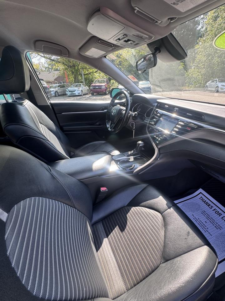 Toyota Camry SE Auto (Natl) 2020