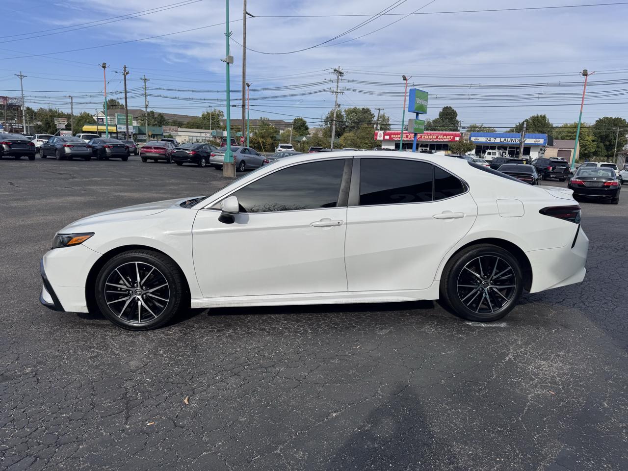 Toyota Camry SE Auto (Natl) 2021