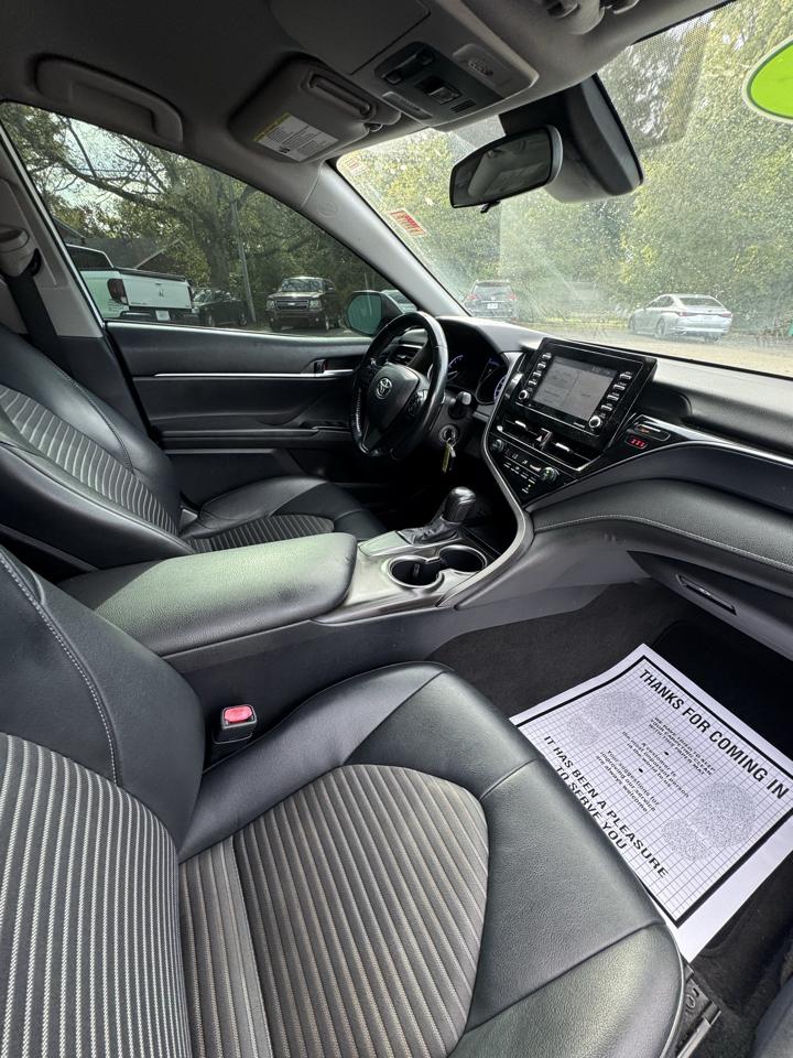Toyota Camry SE Auto (Natl) 2021