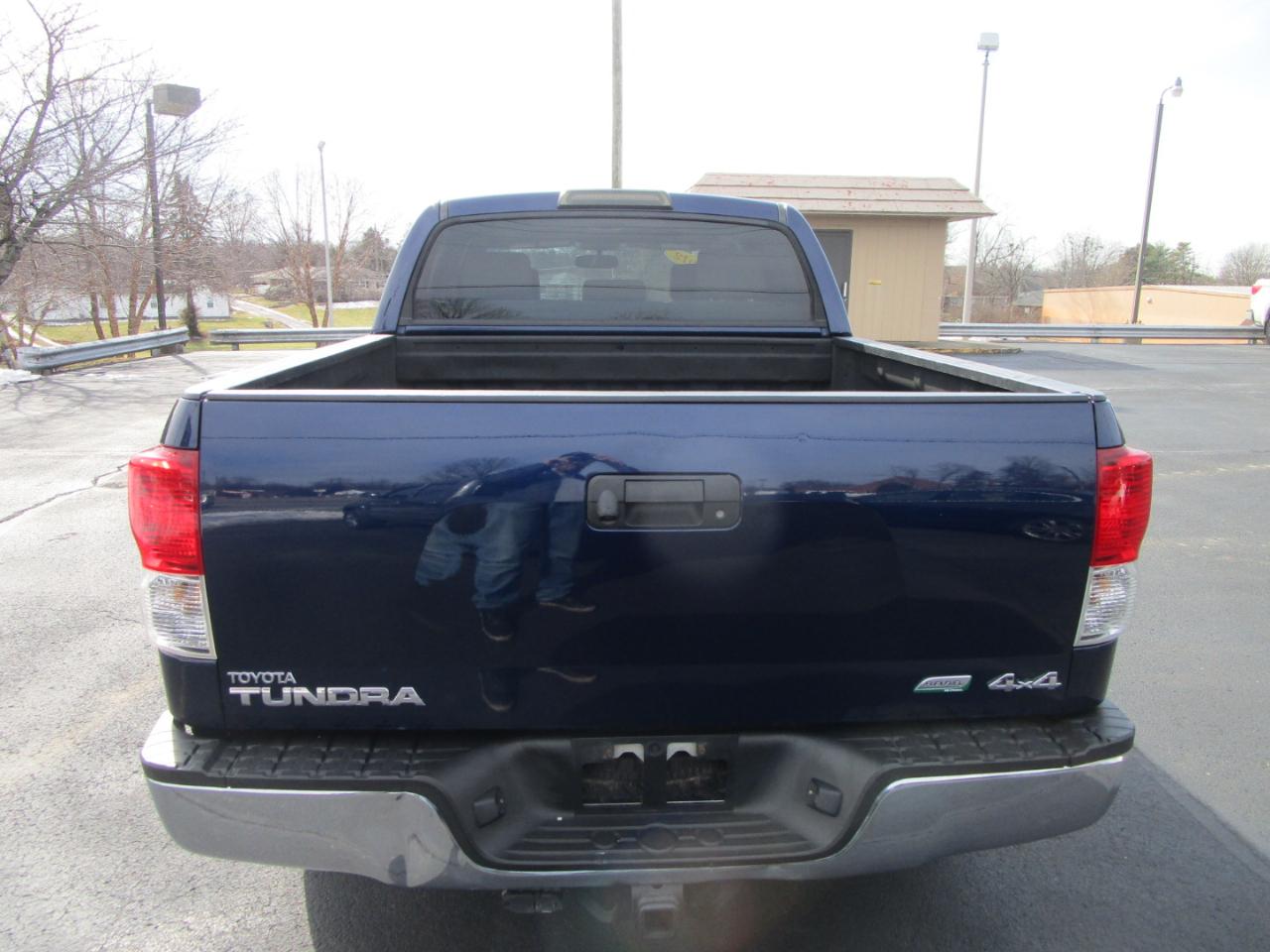Toyota Tundra 4WD Truck CrewMax 5.7L FFV V8 6-Spd AT (Natl) 2012