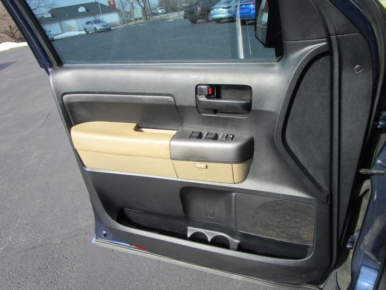 Toyota Tundra 4WD Truck CrewMax 5.7L FFV V8 6-Spd AT (Natl) 2012