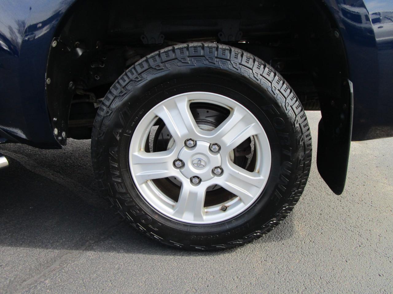 Toyota Tundra 4WD Truck CrewMax 5.7L FFV V8 6-Spd AT (Natl) 2012