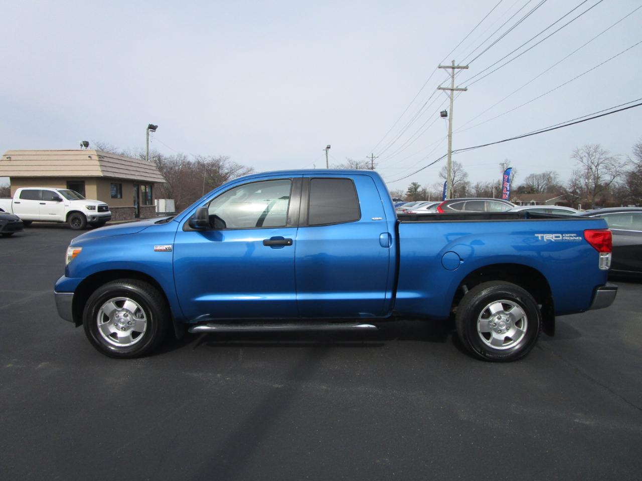 Toyota Tundra 4WD Truck Dbl 5.7L FFV V8 6-Spd AT (Natl) 2010