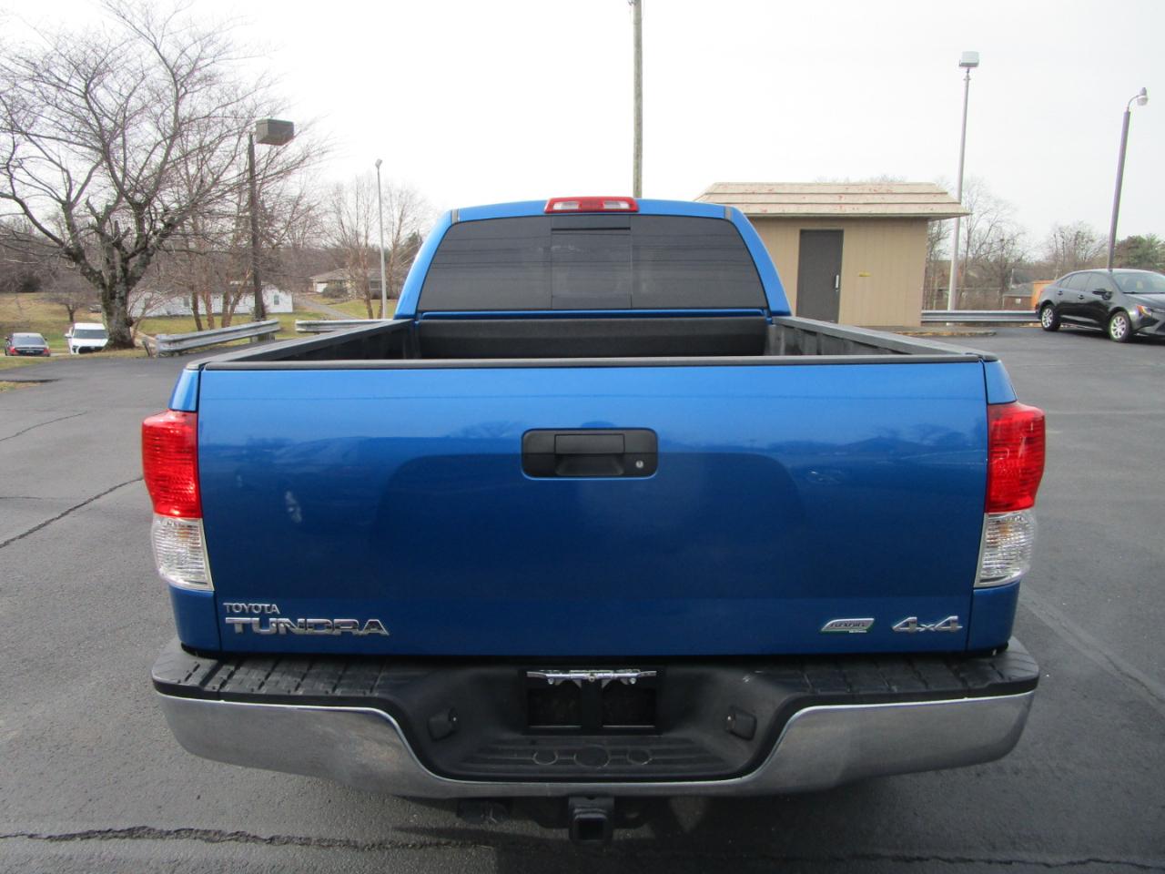 Toyota Tundra 4WD Truck Dbl 5.7L FFV V8 6-Spd AT (Natl) 2010