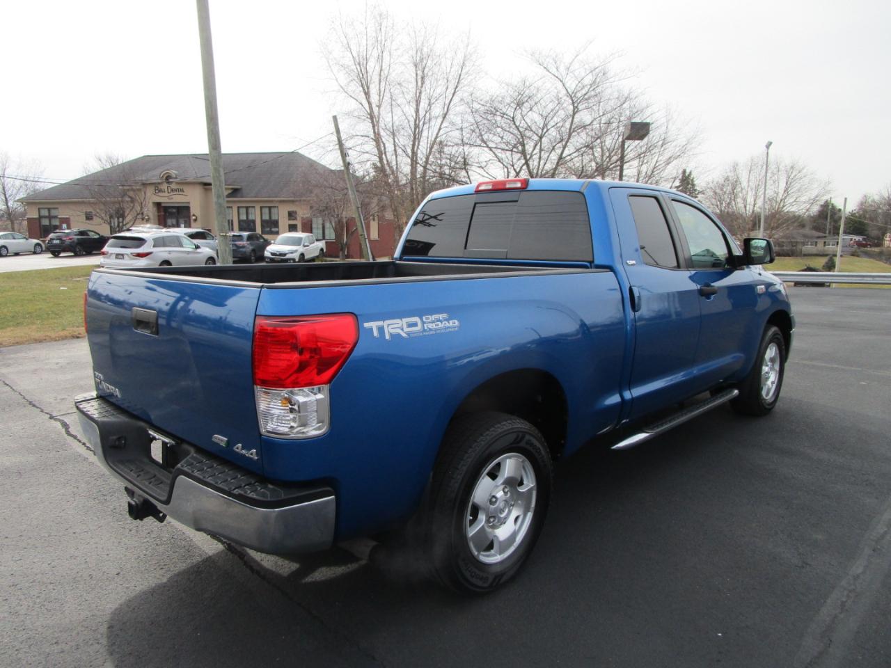 Toyota Tundra 4WD Truck Dbl 5.7L FFV V8 6-Spd AT (Natl) 2010