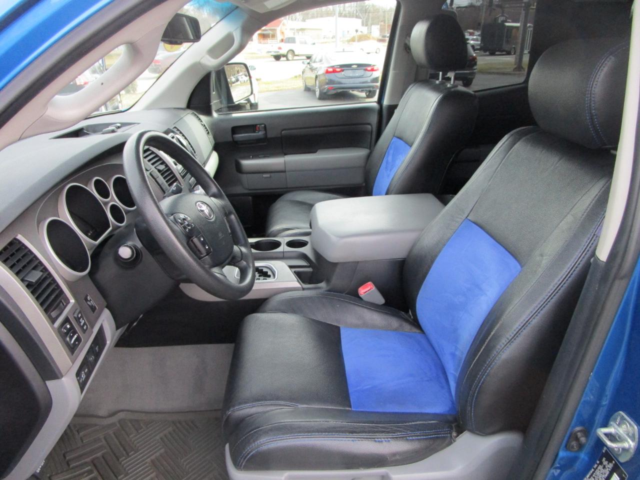 Toyota Tundra 4WD Truck Dbl 5.7L FFV V8 6-Spd AT (Natl) 2010