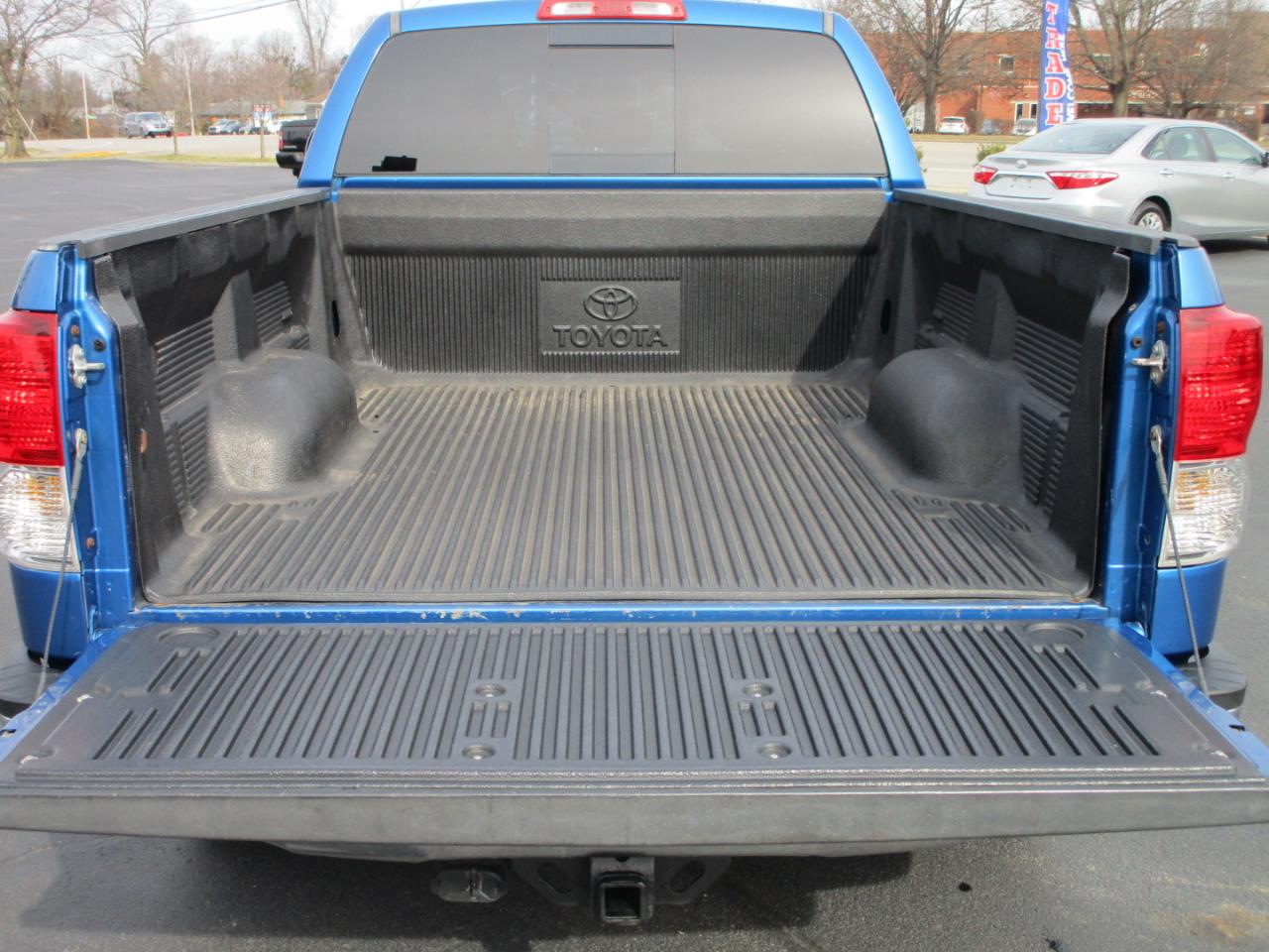 Toyota Tundra 4WD Truck Dbl 5.7L FFV V8 6-Spd AT (Natl) 2010