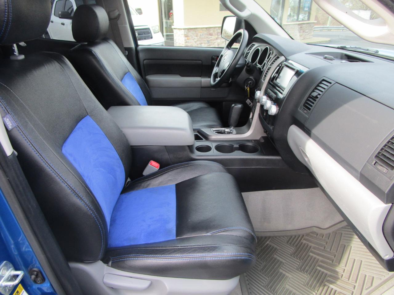 Toyota Tundra 4WD Truck Dbl 5.7L FFV V8 6-Spd AT (Natl) 2010