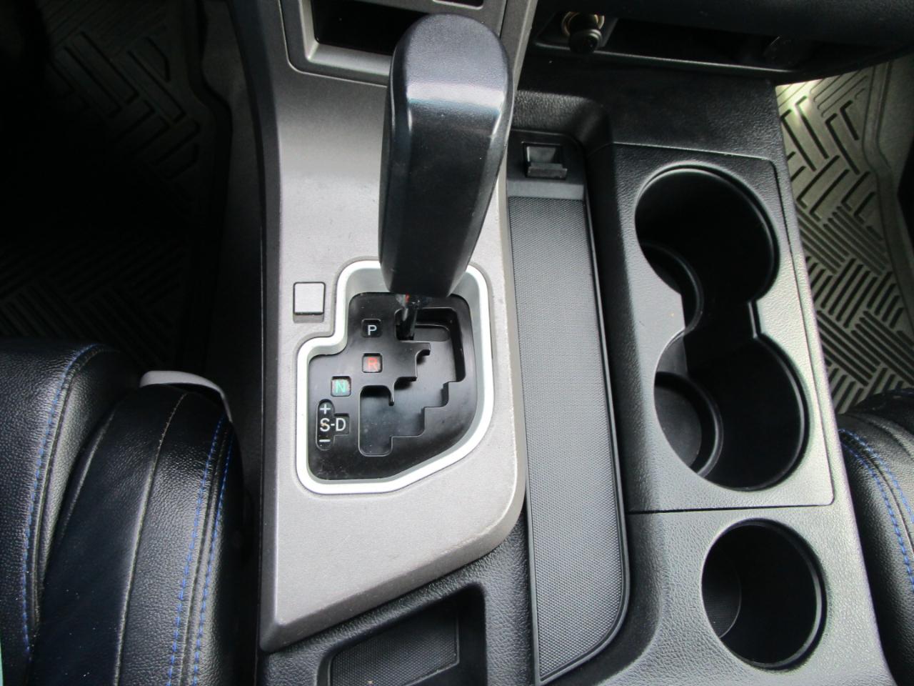 Toyota Tundra 4WD Truck Dbl 5.7L FFV V8 6-Spd AT (Natl) 2010