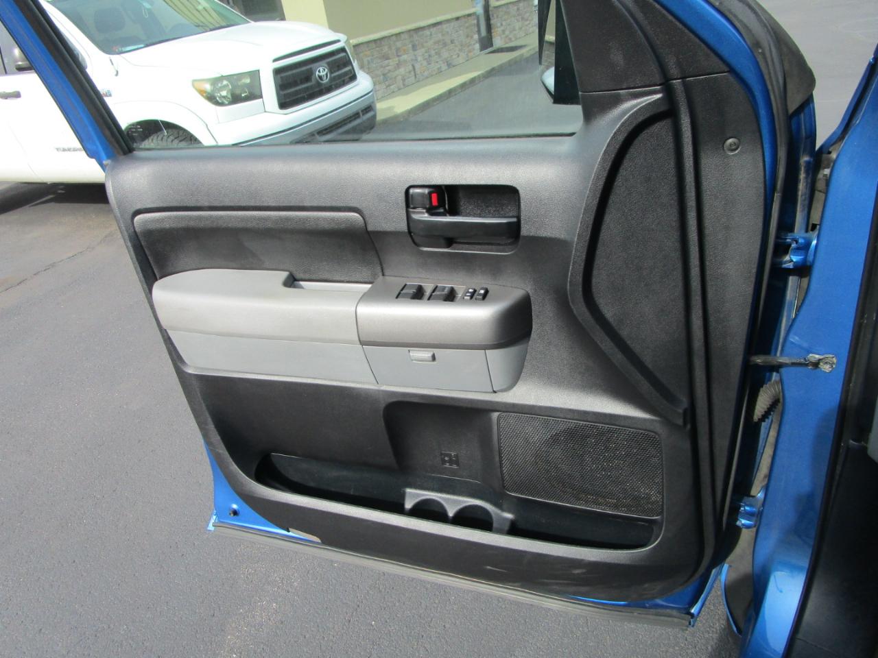 Toyota Tundra 4WD Truck Dbl 5.7L FFV V8 6-Spd AT (Natl) 2010