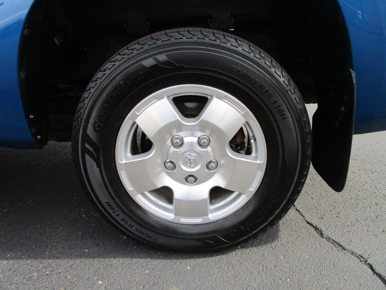 Toyota Tundra 4WD Truck Dbl 5.7L FFV V8 6-Spd AT (Natl) 2010