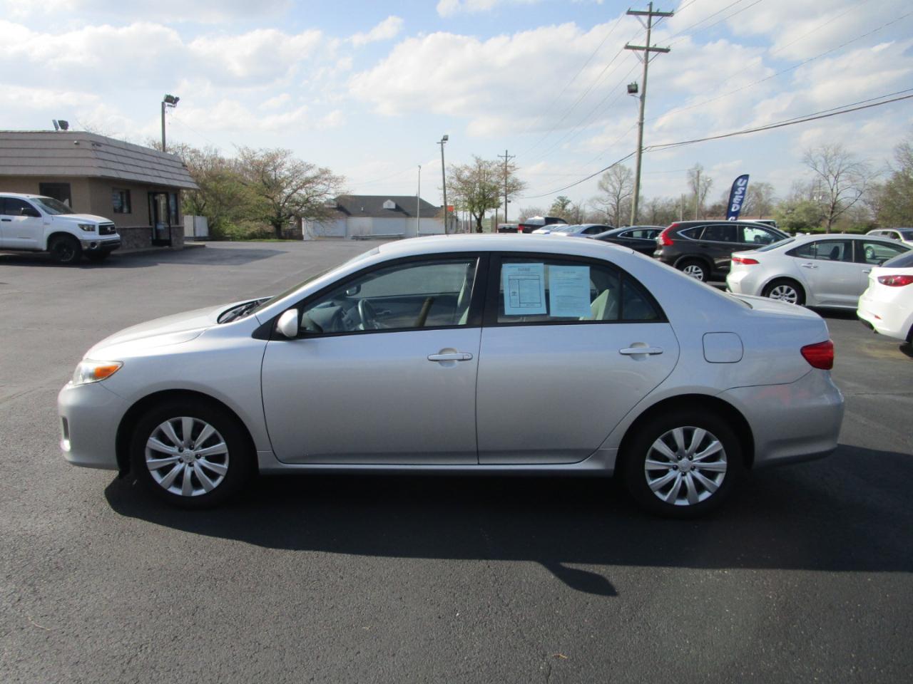 Toyota Corolla 4dr Sdn Auto LE (Natl) 2012