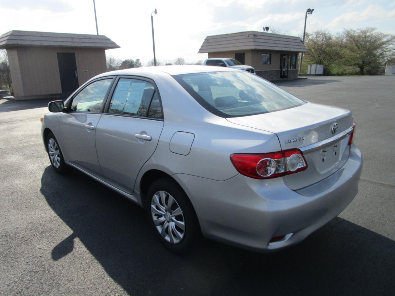 Toyota Corolla 4dr Sdn Auto LE (Natl) 2012