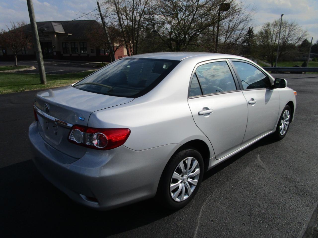 Toyota Corolla 4dr Sdn Auto LE (Natl) 2012