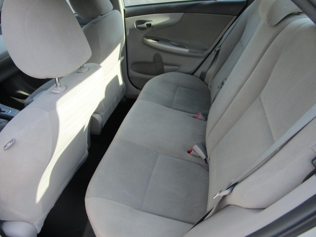 Toyota Corolla 4dr Sdn Auto LE (Natl) 2012