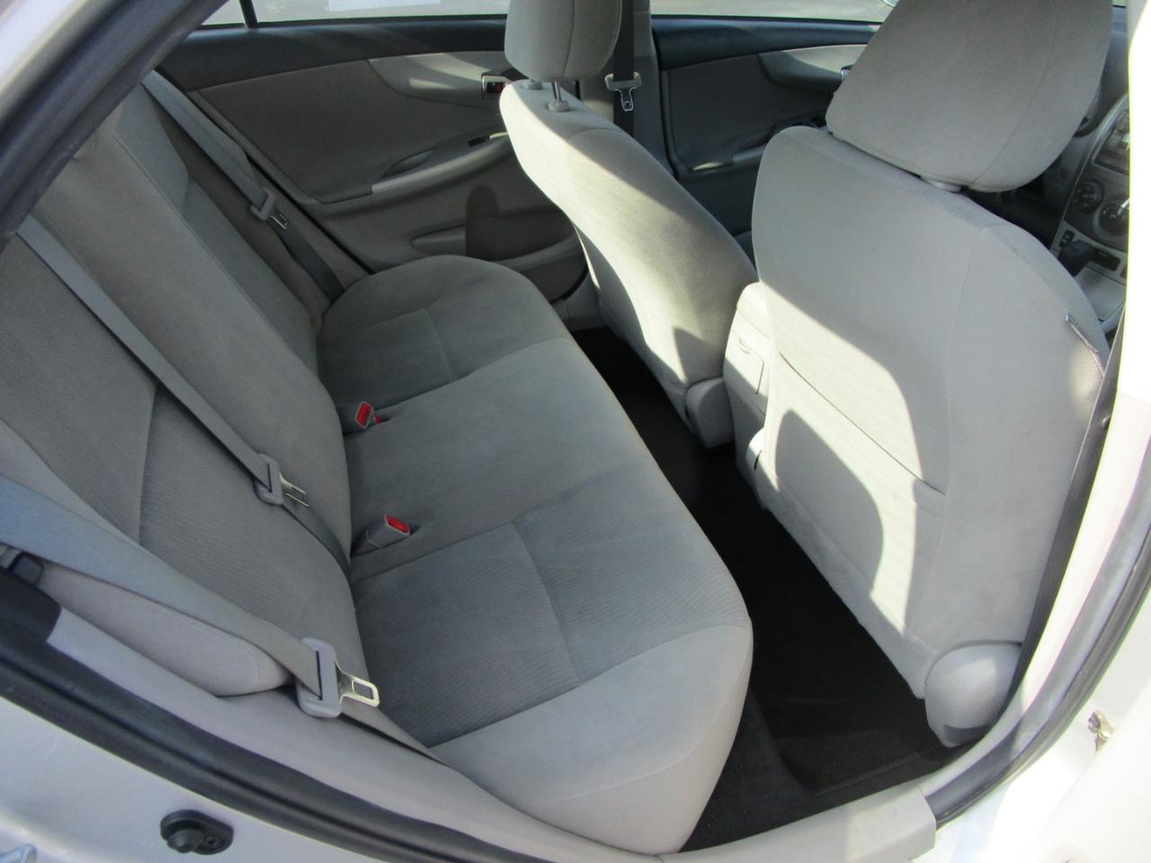 Toyota Corolla 4dr Sdn Auto LE (Natl) 2012