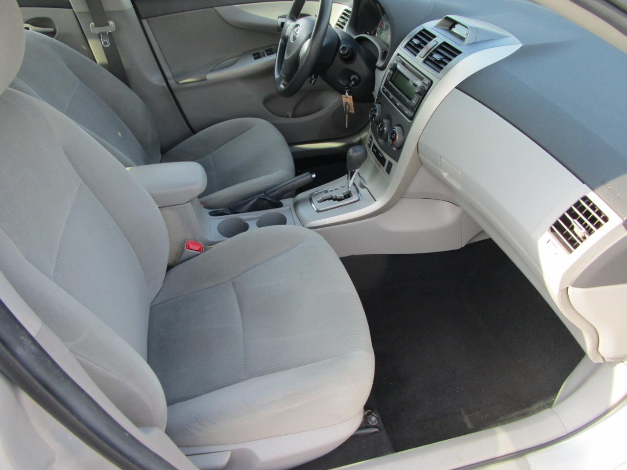 Toyota Corolla 4dr Sdn Auto LE (Natl) 2012