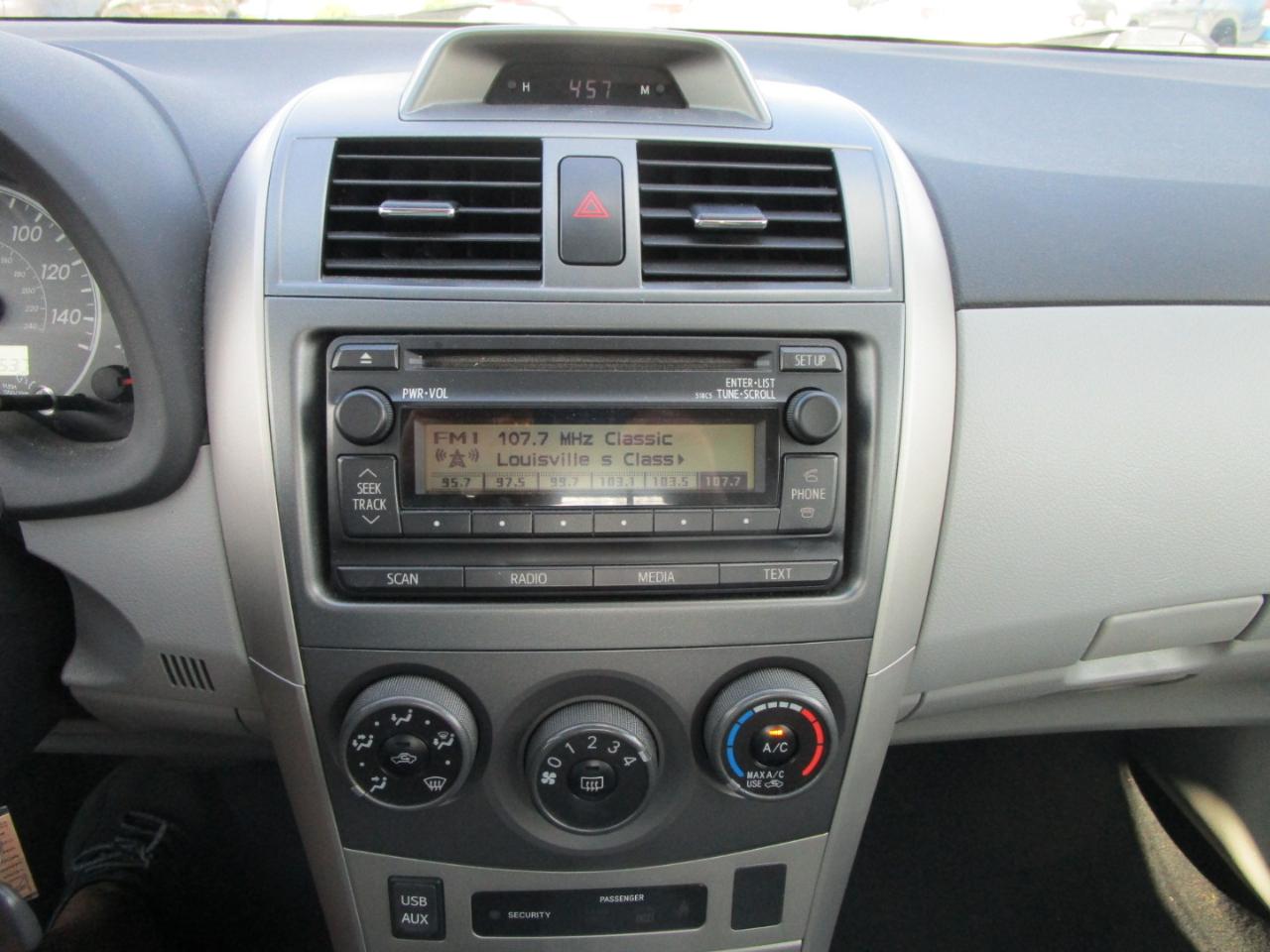 Toyota Corolla 4dr Sdn Auto LE (Natl) 2012