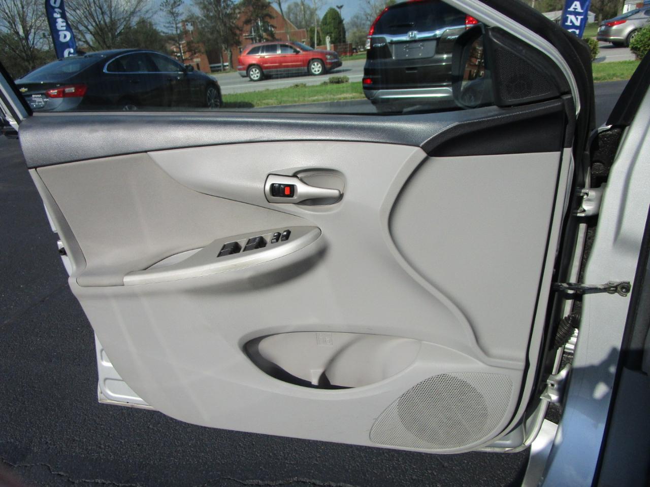 Toyota Corolla 4dr Sdn Auto LE (Natl) 2012