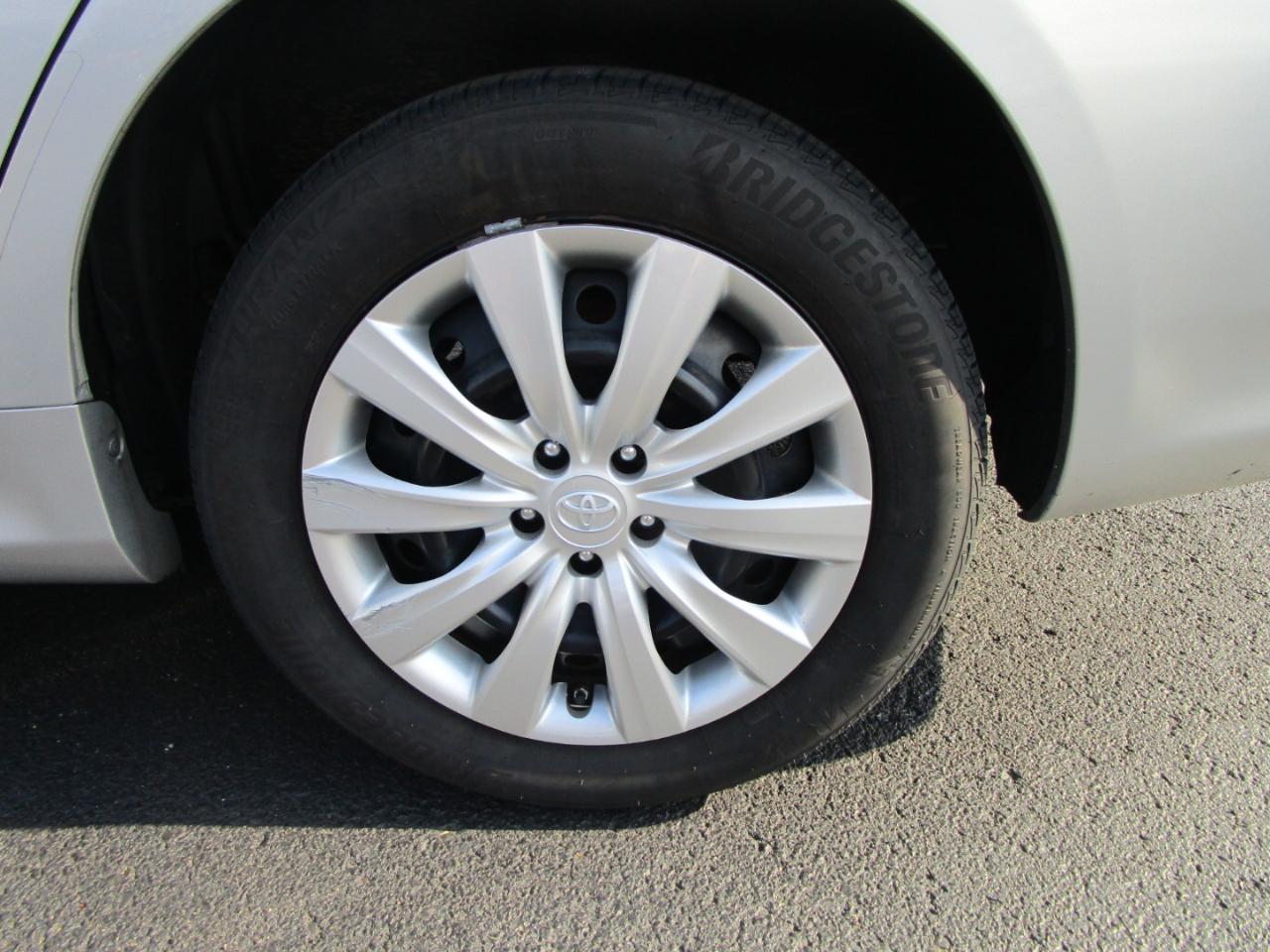 Toyota Corolla 4dr Sdn Auto LE (Natl) 2012